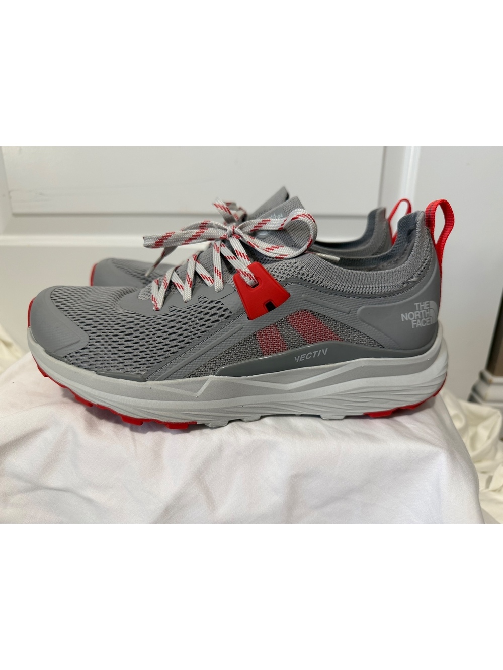 The North Face Women's VECTIV Trail Running Shoes Size 9 Gray Red - Picture 2 of 6